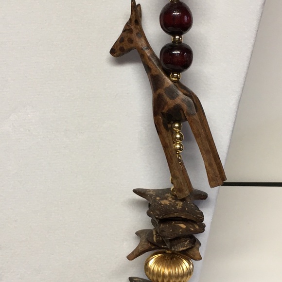 Wooden giraffe and bead necklace - Picture 3 of 5